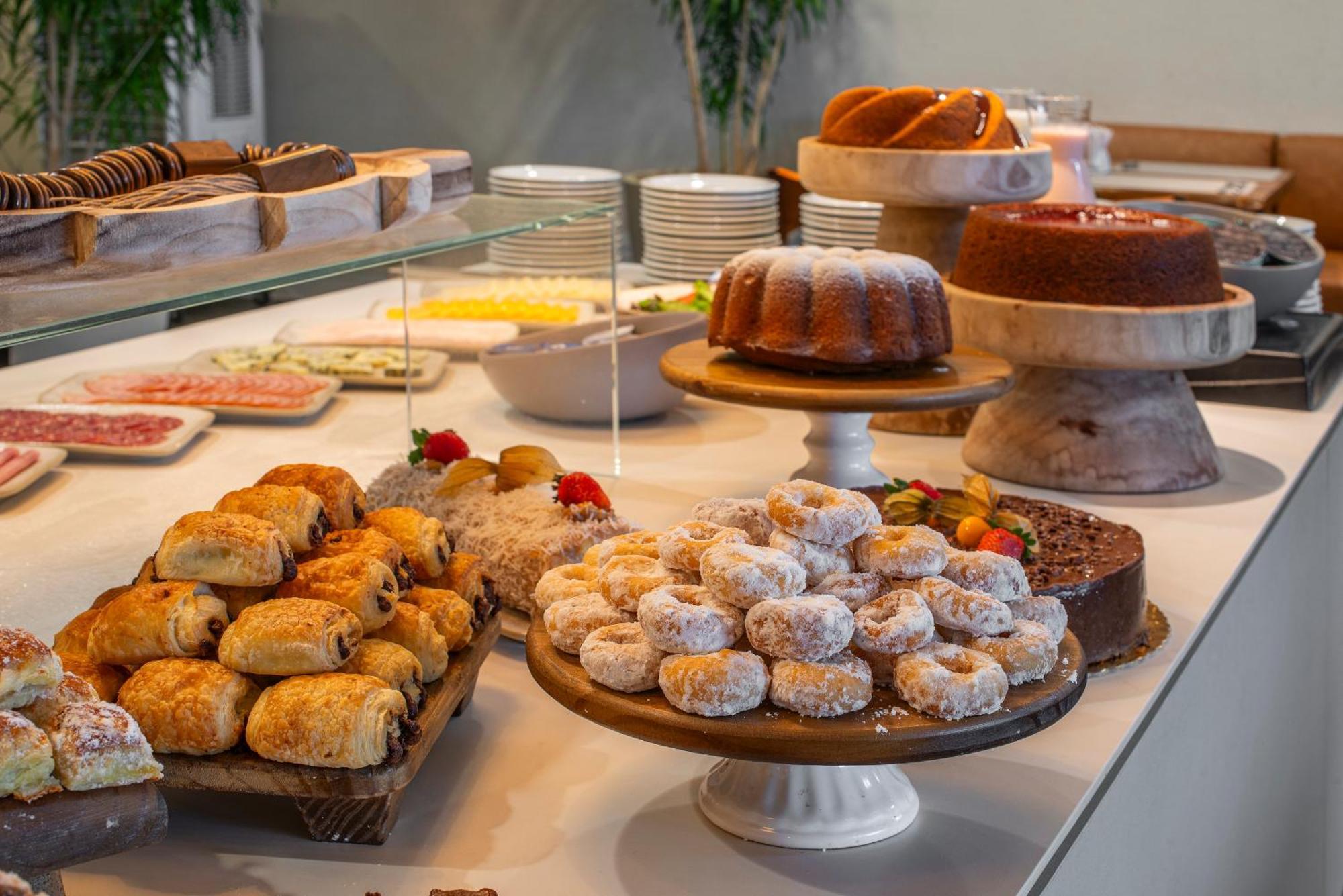 Hotel Lifestyle Laghetto Collection Rio de Janeiro Exteriér fotografie A selection of pastries at a buffet