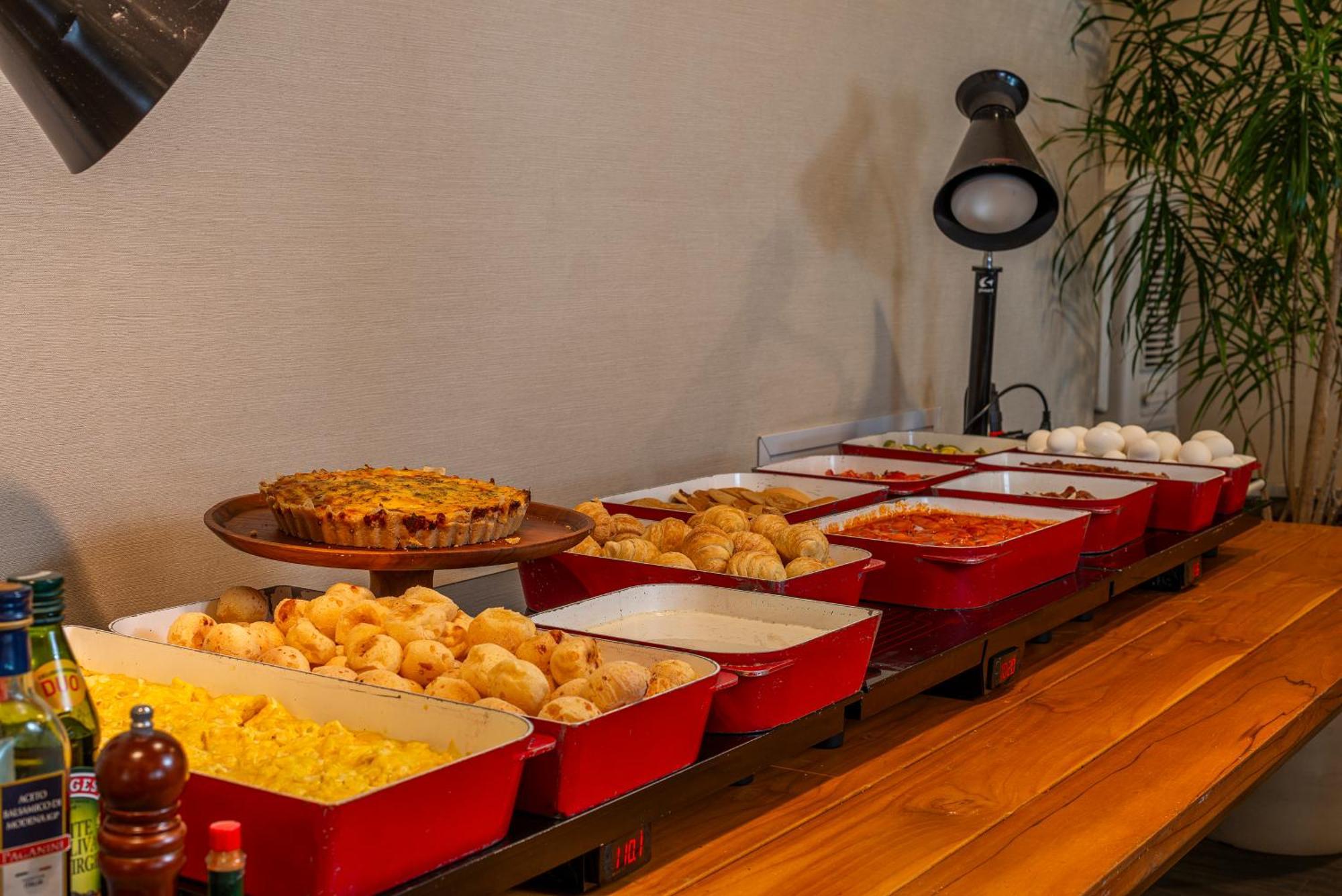 Hotel Lifestyle Laghetto Collection Rio de Janeiro Exteriér fotografie A buffet at a restaurant